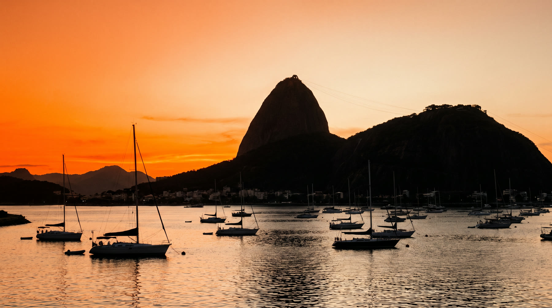 Pão de Açúcar ao pôr do sol, visto da enseada de Botafogo, no Rio de Janeiro